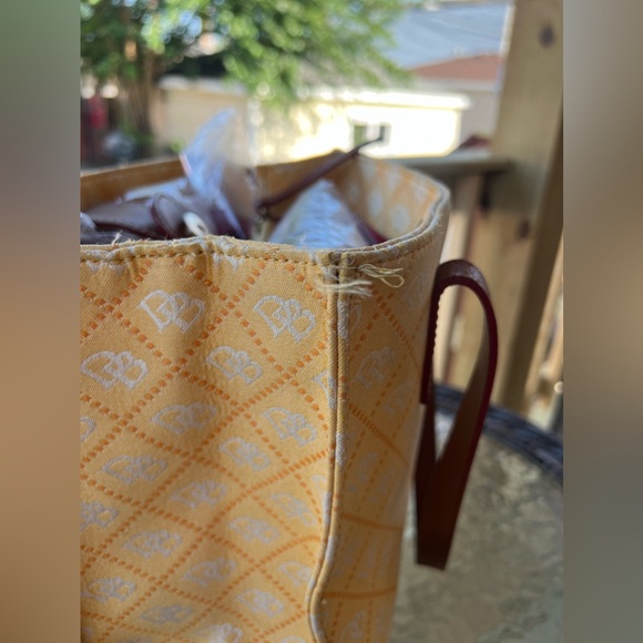 Dooney & Bourke North South signature print yellow canvas shoulder bag - Picture 5 of 12